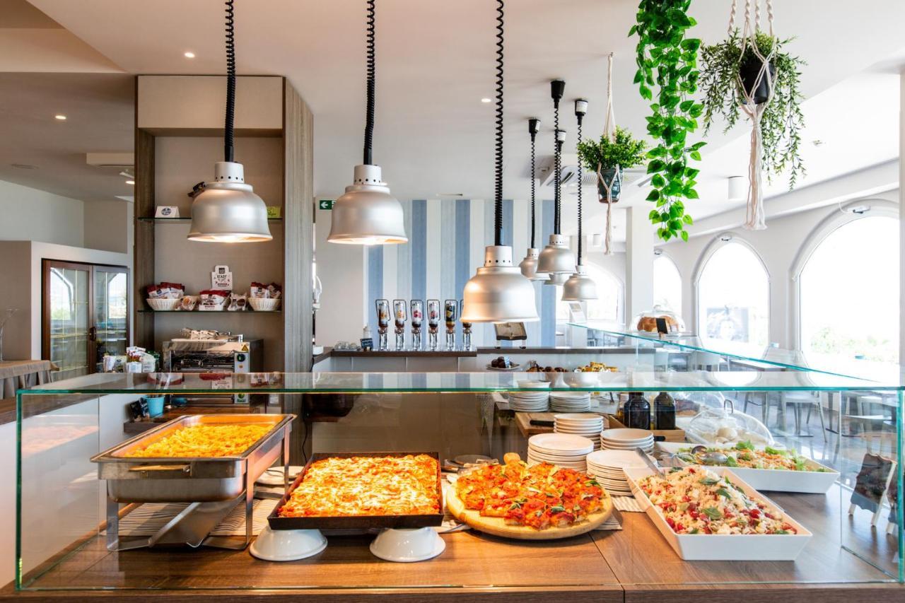Hotel Alexandra - Beach Front - Healthy Xxl Breakfast & Brunch Until 12 30 - Parking Included Misano Adriatico Eksteriør bilde