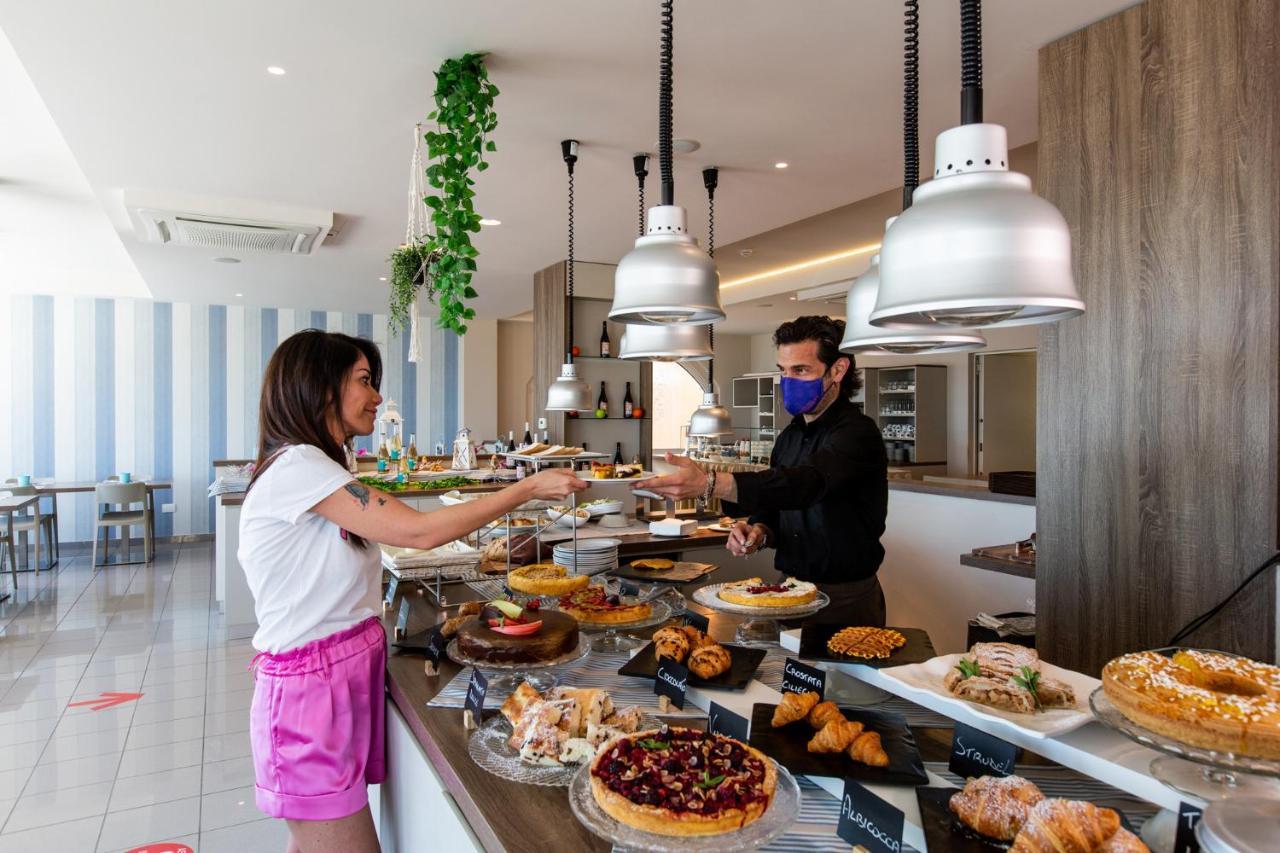 Hotel Alexandra - Beach Front - Healthy Xxl Breakfast & Brunch Until 12 30 - Parking Included Misano Adriatico Eksteriør bilde