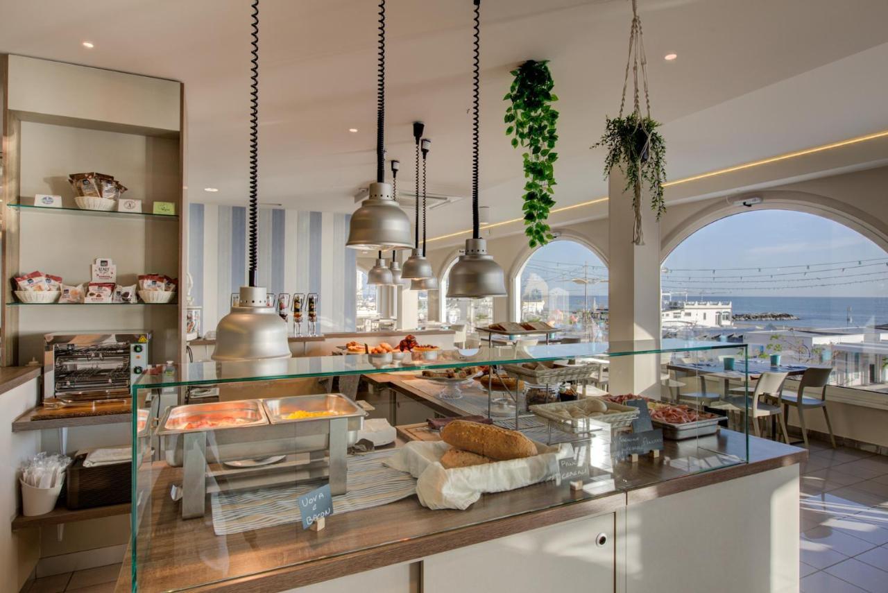 Hotel Alexandra - Beach Front - Healthy Xxl Breakfast & Brunch Until 12 30 - Parking Included Misano Adriatico Eksteriør bilde