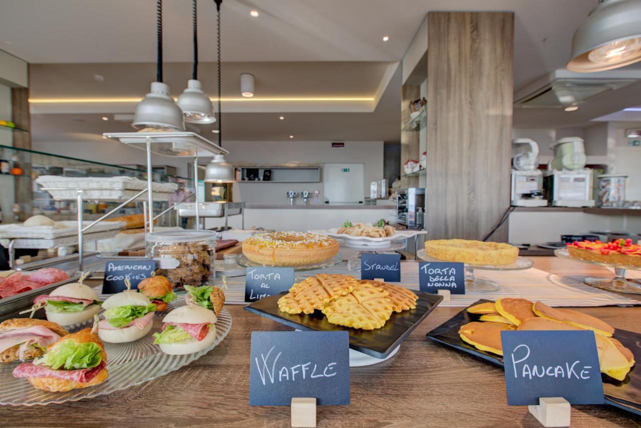 Hotel Alexandra - Beach Front - Healthy Xxl Breakfast & Brunch Until 12 30 - Parking Included Misano Adriatico Eksteriør bilde