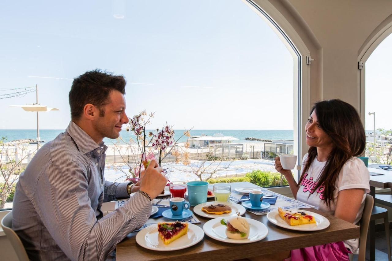Hotel Alexandra - Beach Front - Healthy Xxl Breakfast & Brunch Until 12 30 - Parking Included Misano Adriatico Eksteriør bilde