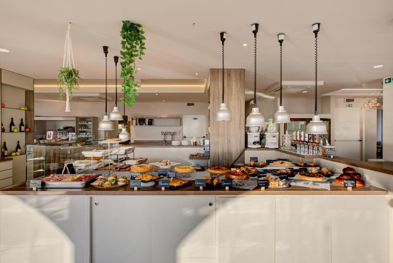 Hotel Alexandra - Beach Front - Healthy Xxl Breakfast & Brunch Until 12 30 - Parking Included Misano Adriatico Eksteriør bilde