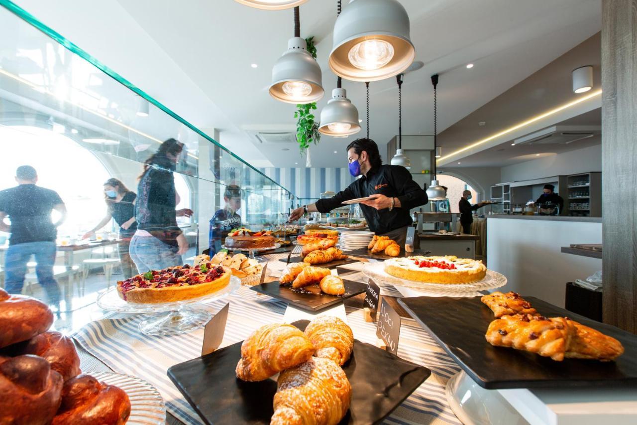 Hotel Alexandra - Beach Front - Healthy Xxl Breakfast & Brunch Until 12 30 - Parking Included Misano Adriatico Eksteriør bilde