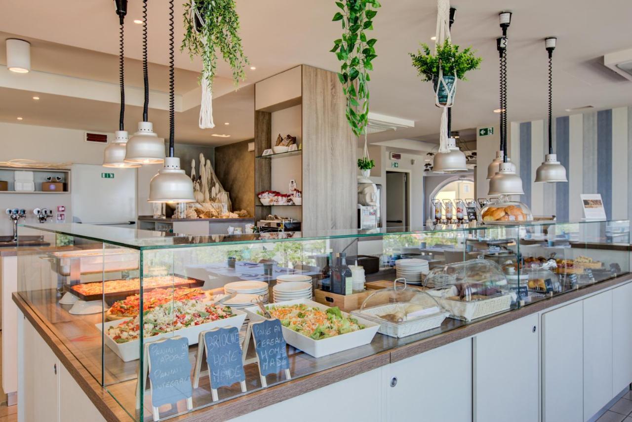 Hotel Alexandra - Beach Front - Healthy Xxl Breakfast & Brunch Until 12 30 - Parking Included Misano Adriatico Eksteriør bilde