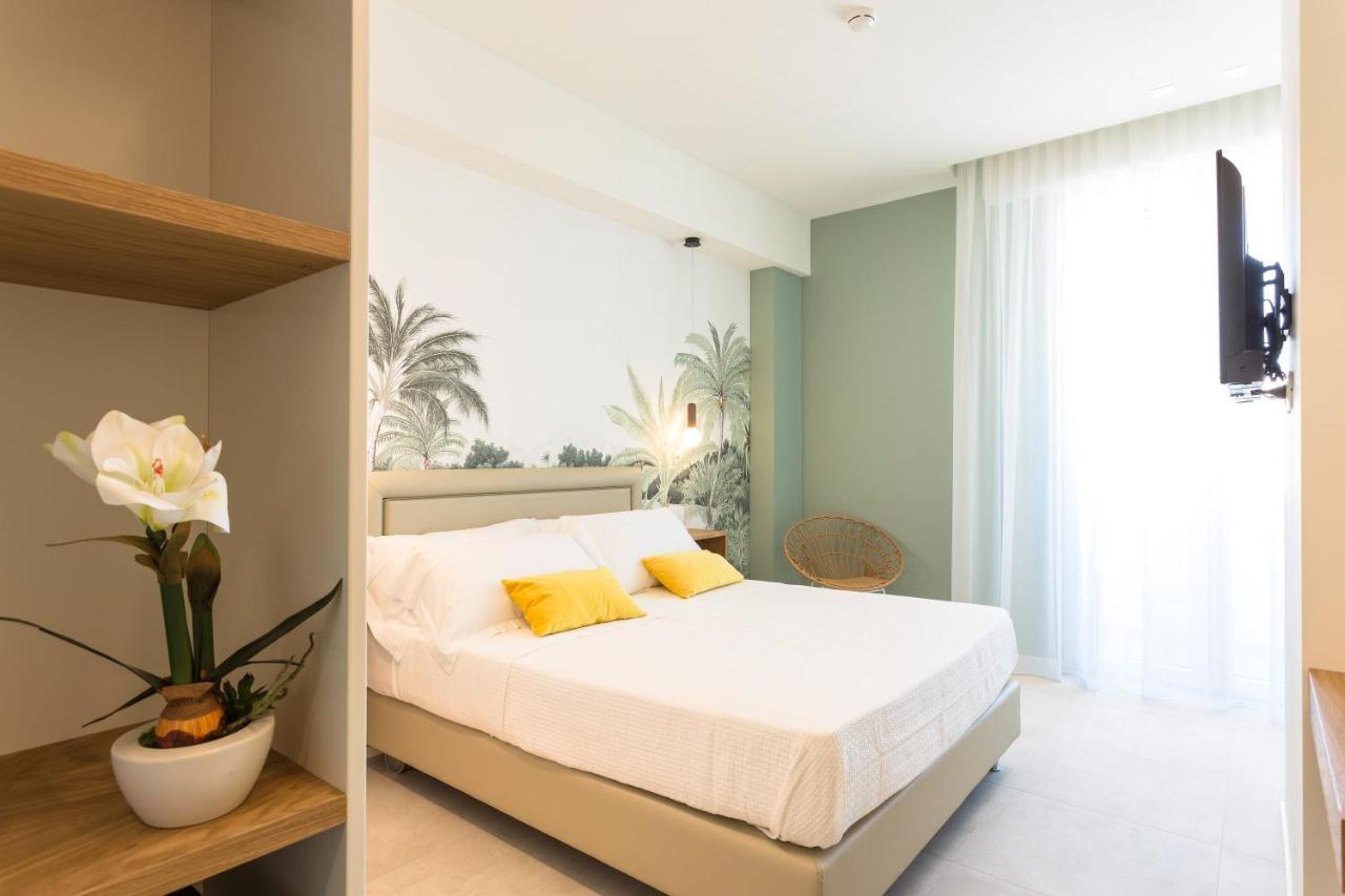 Hotel Alexandra - Beach Front - Healthy Xxl Breakfast & Brunch Until 12 30 - Parking Included Misano Adriatico Eksteriør bilde