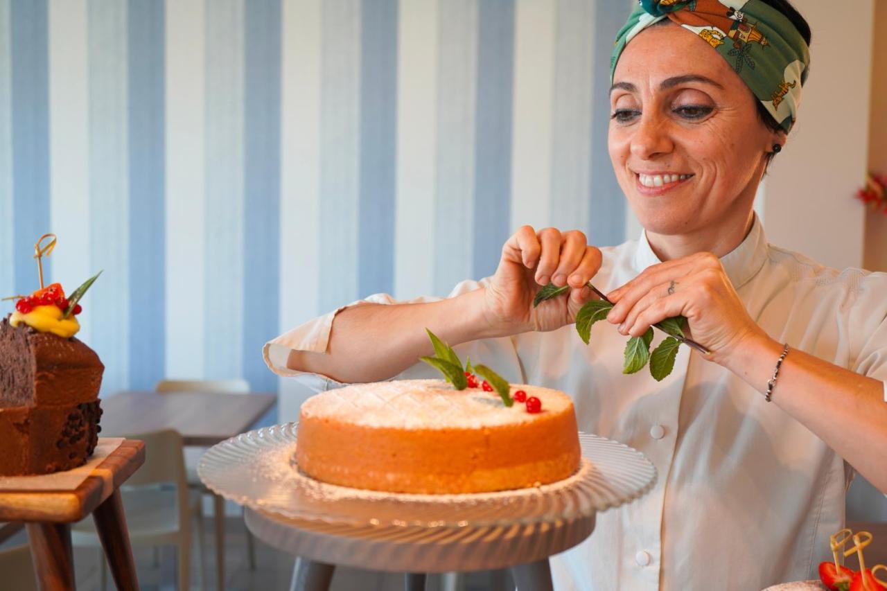 Hotel Alexandra - Beach Front - Healthy Xxl Breakfast & Brunch Until 12 30 - Parking Included Misano Adriatico Eksteriør bilde