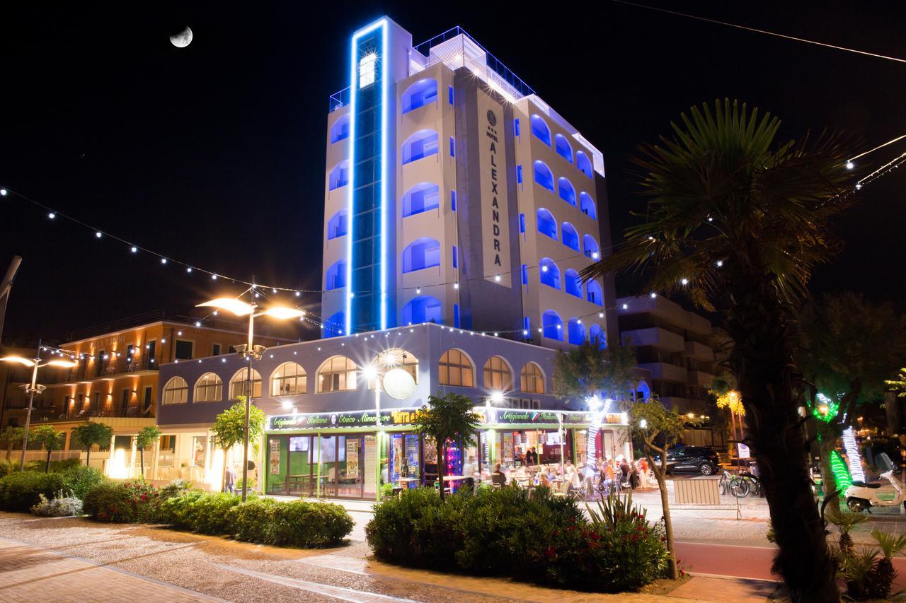 Hotel Alexandra - Beach Front - Healthy Xxl Breakfast & Brunch Until 12 30 - Parking Included Misano Adriatico Eksteriør bilde