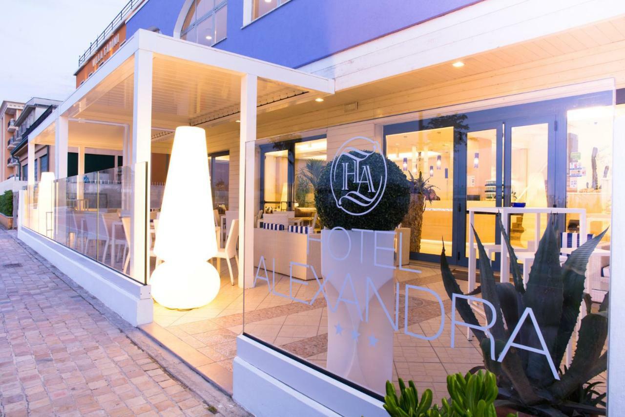 Hotel Alexandra - Beach Front - Healthy Xxl Breakfast & Brunch Until 12 30 - Parking Included Misano Adriatico Eksteriør bilde